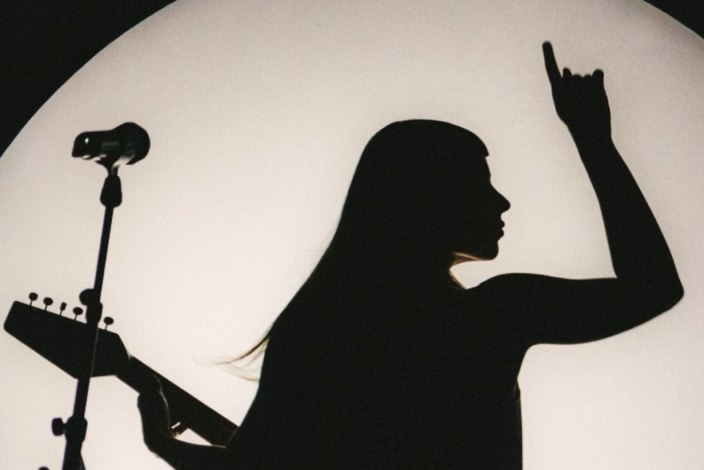 Silhueta de Julia Mestre com ilumiinação ciircular ao fundo