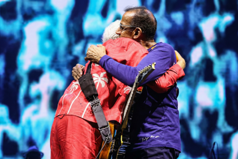 Gilberto Gil e Jorge Benjor abraçados em um último encontro nos palcos