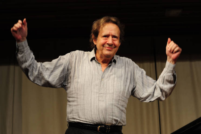 Pianista brasileiro Arthur Moreira Lima acenando para o público