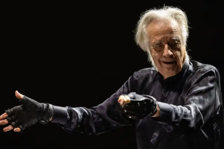 João Carlos Martins maestro com luvas biônicas em apresentação