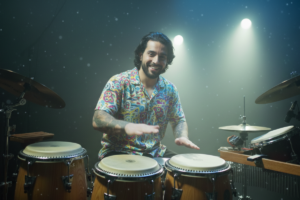 "músico praticanticando sua precisao rítmica em instrumentos de percussao"